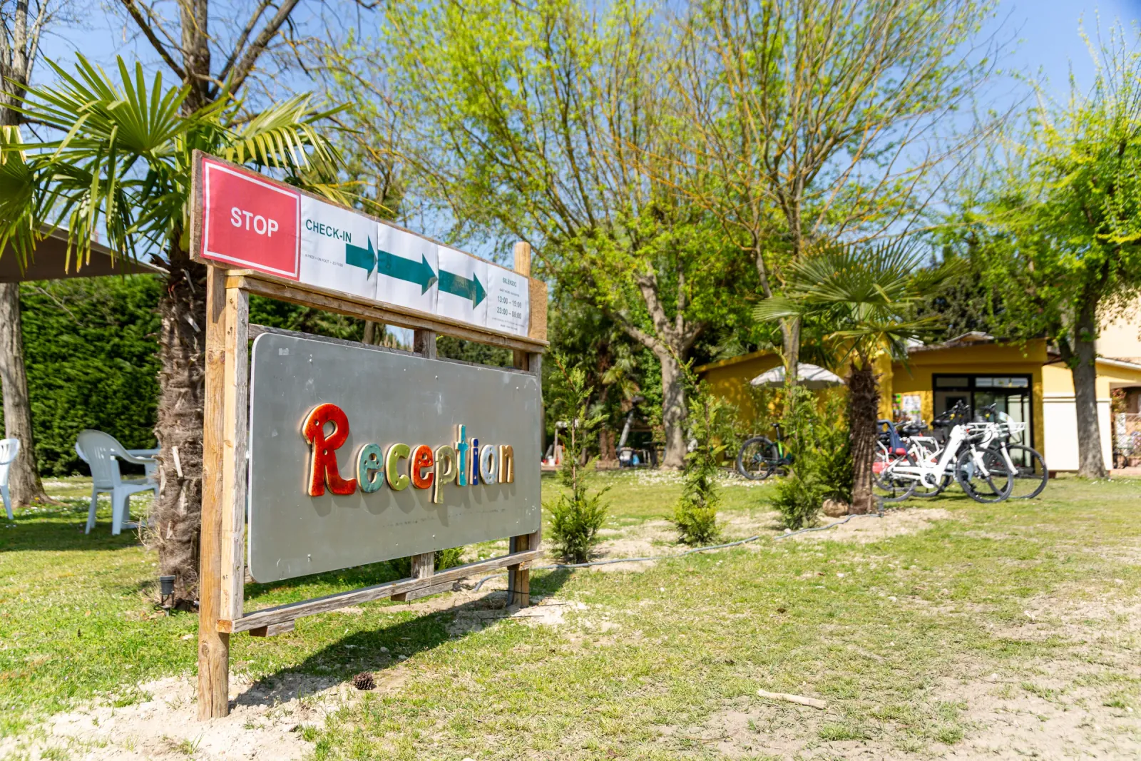 Riprese drone Agricampeggio Mosè — vista aerea su piscina e pineta